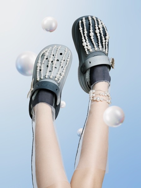 A close-up of a hand holding a light bulb Description automatically generated with low confidence