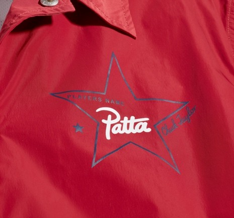 穿着蓝色衣服 中度可信度描述已自动生成