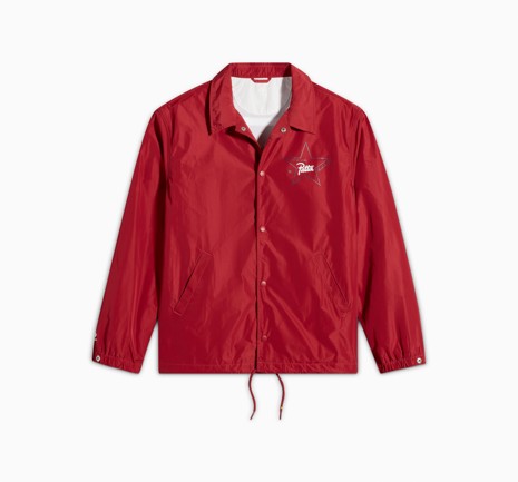 穿红色衣服的人在雪地上 低可信度描述已自动生成