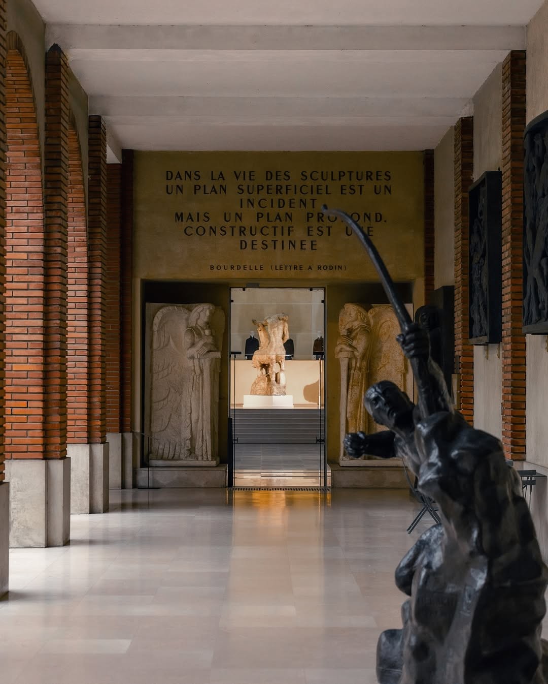 SANDRO于巴黎布尔德尔博物馆BOURDELLE MUSEUM举办2025秋冬系列预览_1.jpg