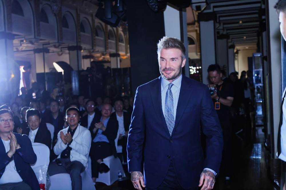 A person in a suit walking down a stage

AI-generated content may be incorrect.