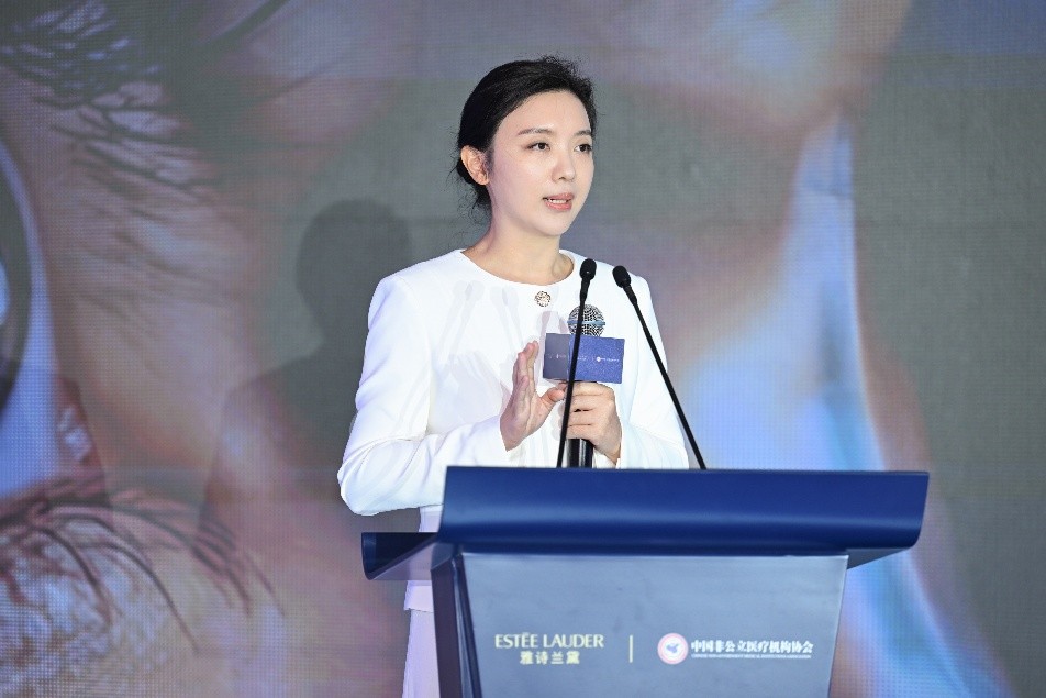 穿蓝色衣服的人 AI 生成的内容可能不正确。