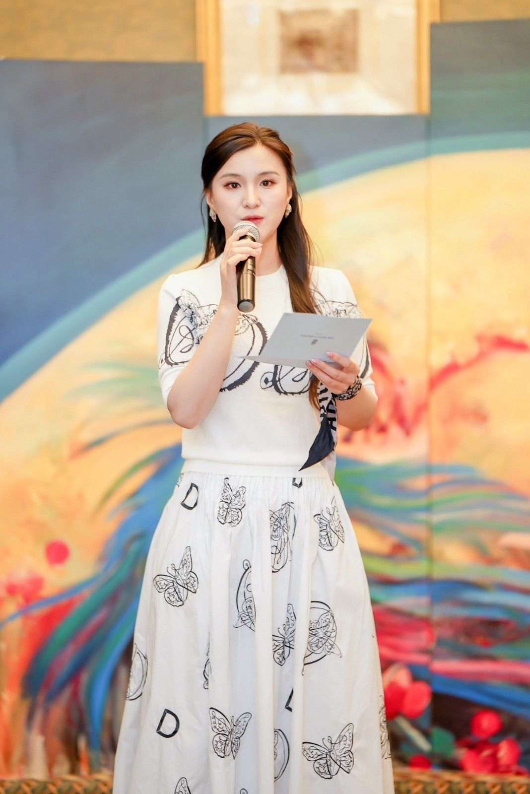4. 策展人佟德丽.jpg