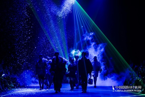 共筑中国纤维品牌力|华峰千禧·中国纤维品牌联动创享汇2025年度品牌发布会在京成功举办