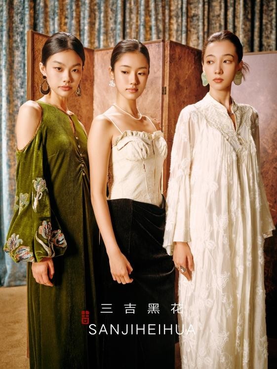 时尚COSMO-杨幂穿过的国风战袍！三吉黑花「超级时装发布」首秀成交破1800万元