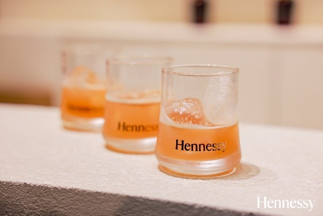 桌子上有杯子
AI 生成的内容可能不正确。