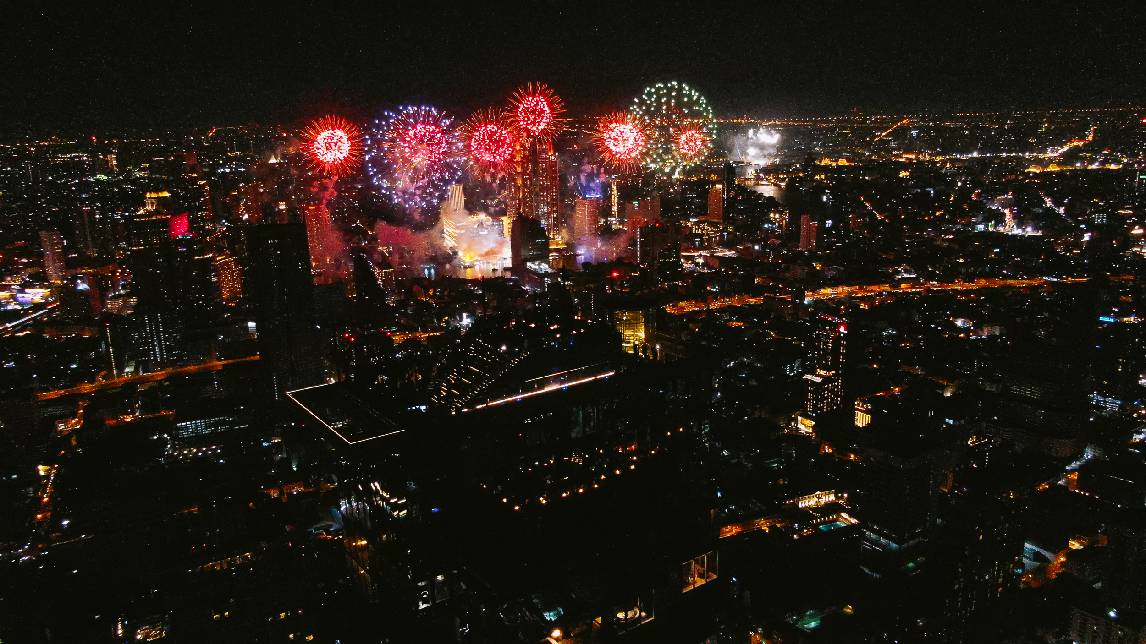 Fireworks in the sky above a city AI-generated content may be incorrect.