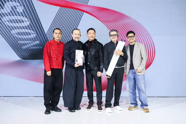 从左至右依次为:汉高消费品牌业务部全国教育总监刘伟荣Robbie Liu、沙宣美发学院全球创意总监 Richard Ashforth、汉高消费品牌业务部大中华区副总裁钟经伟、沙宣美发学院全球资深创意总监 Mark Hayes、VSA中国校友代表-维卡博沙龙创始人吴伟