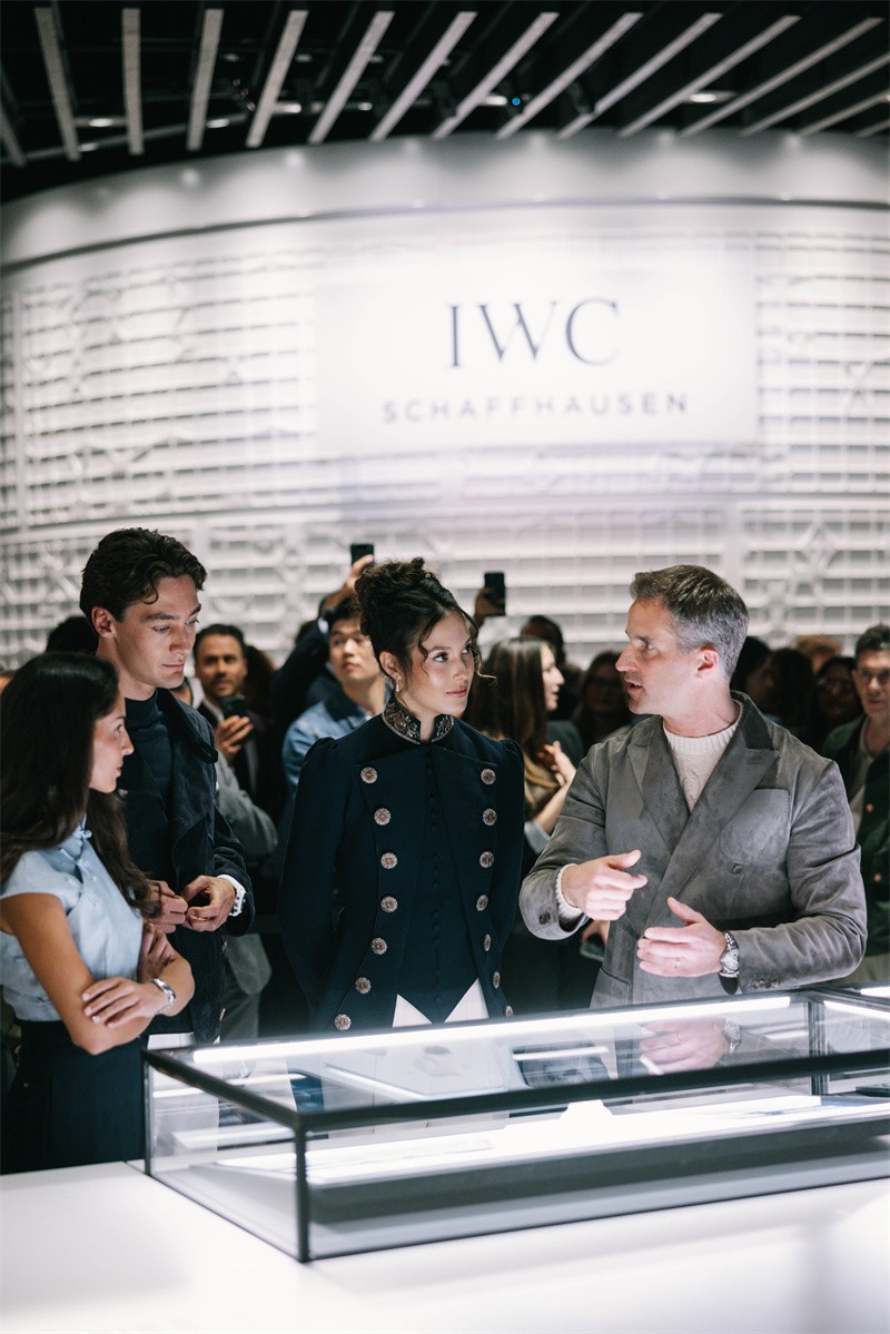 3.IWC万国表首席执行官克里斯托弗·格莱恩格-海尔、首席营销官范思佳与品牌大使谷爱凌、乔治·拉塞尔一同参观IWC万国表展厅.jpg