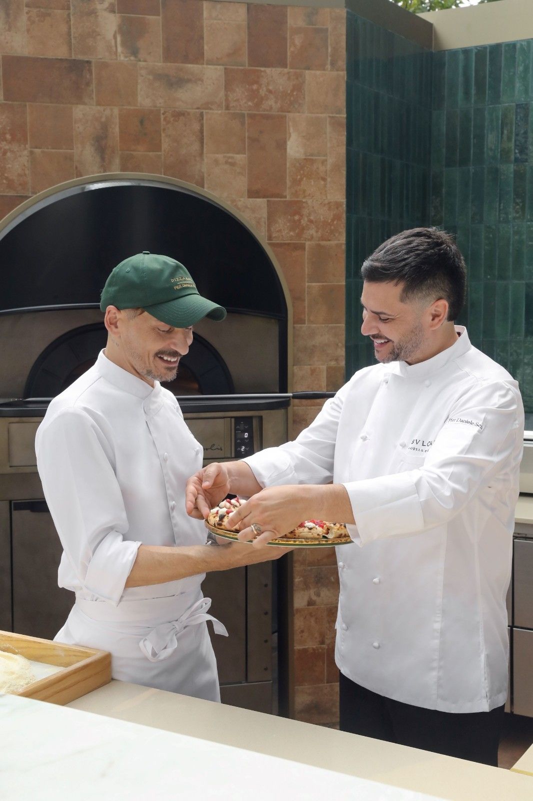 北京宝格丽酒店驻店Pizza主厨Simone Capitanio（左）与意大利披萨大师Pier Daniele Seu（右）.jpg