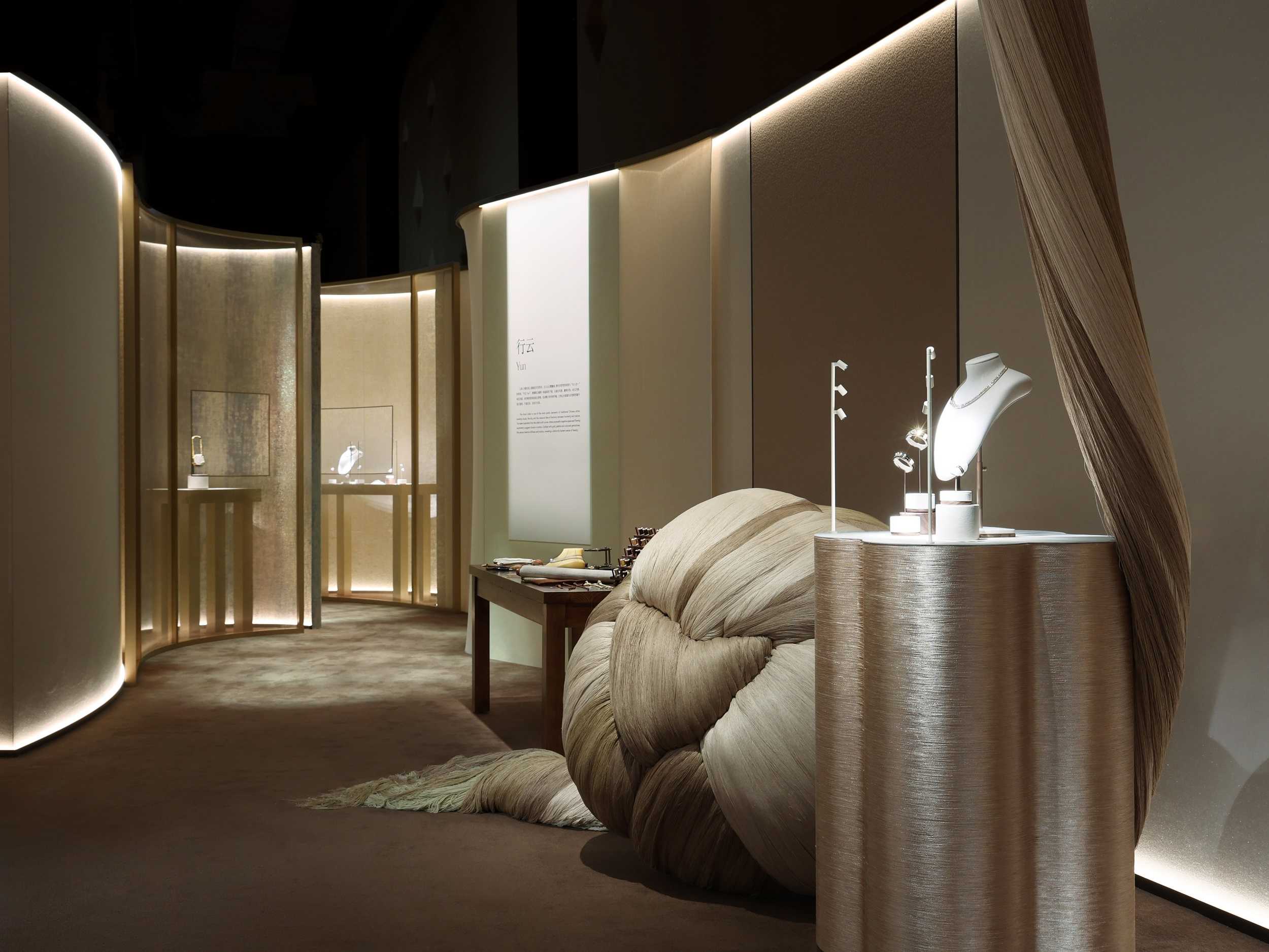 霓裳化艺，至臻礼呈  周大福「东方霓裳Chinese Couture」高级珠宝展启幕