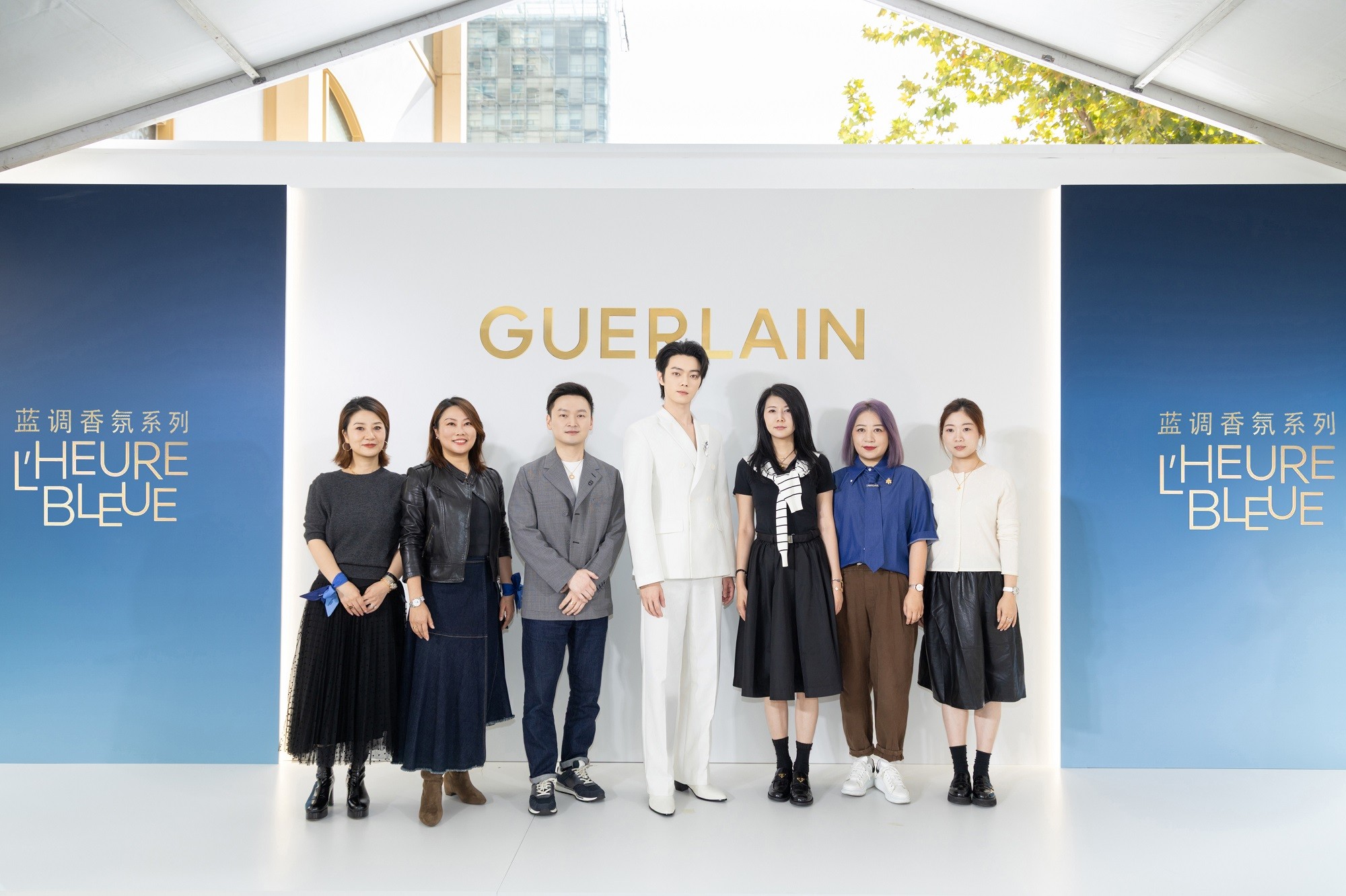 1793006567857749.jpg 从左至右:法国娇兰华东区资深零售主管李娜女士、法国娇兰华东区资深销售经理徐艳女士、法国娇兰市场总监韩志杰先生、法国娇兰品牌香氛大使许凯先生、银泰商业集团商品中心副总经.jpg
